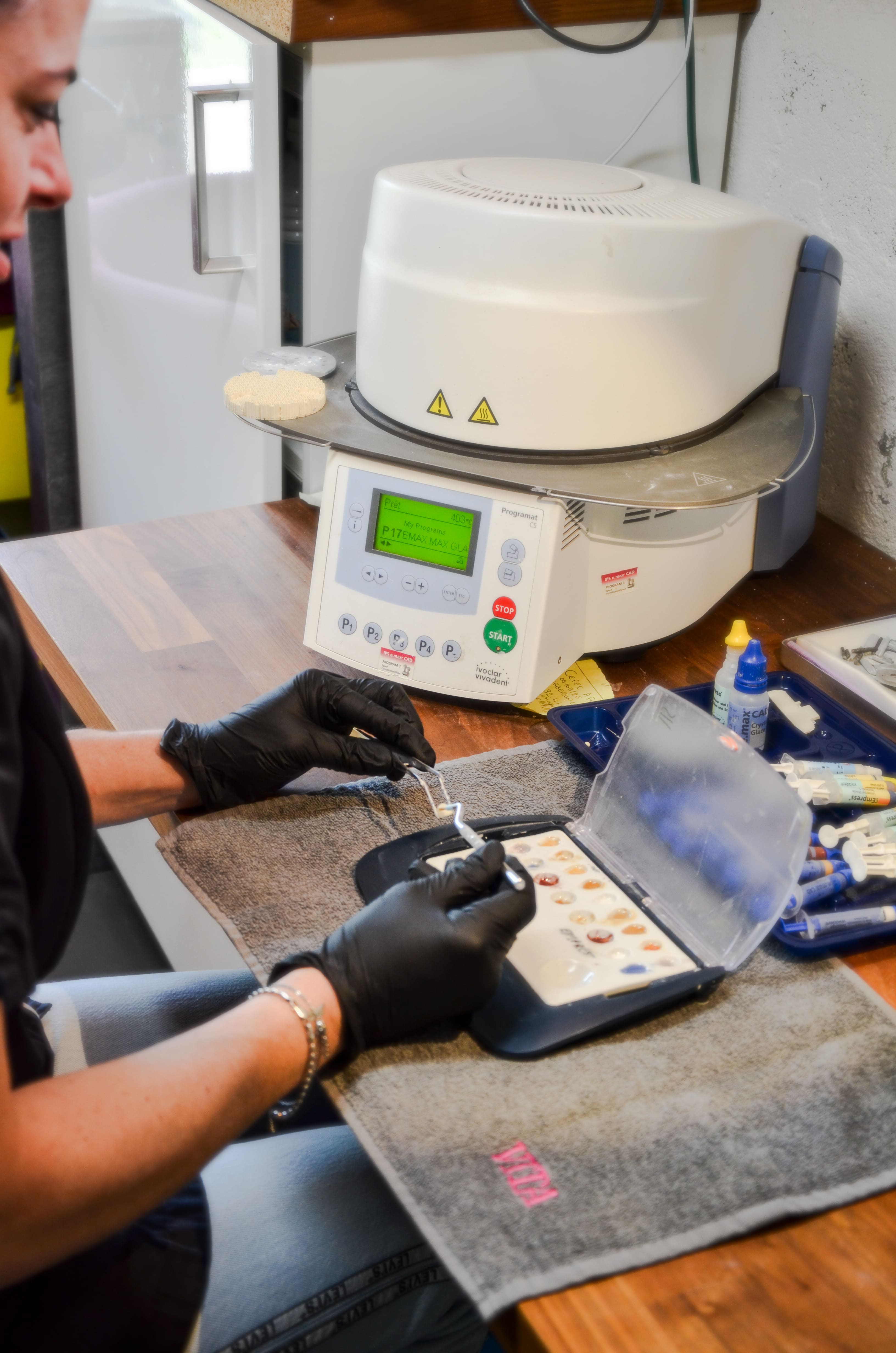 Maquillage et four pour des restaurations dentaires esthétiques