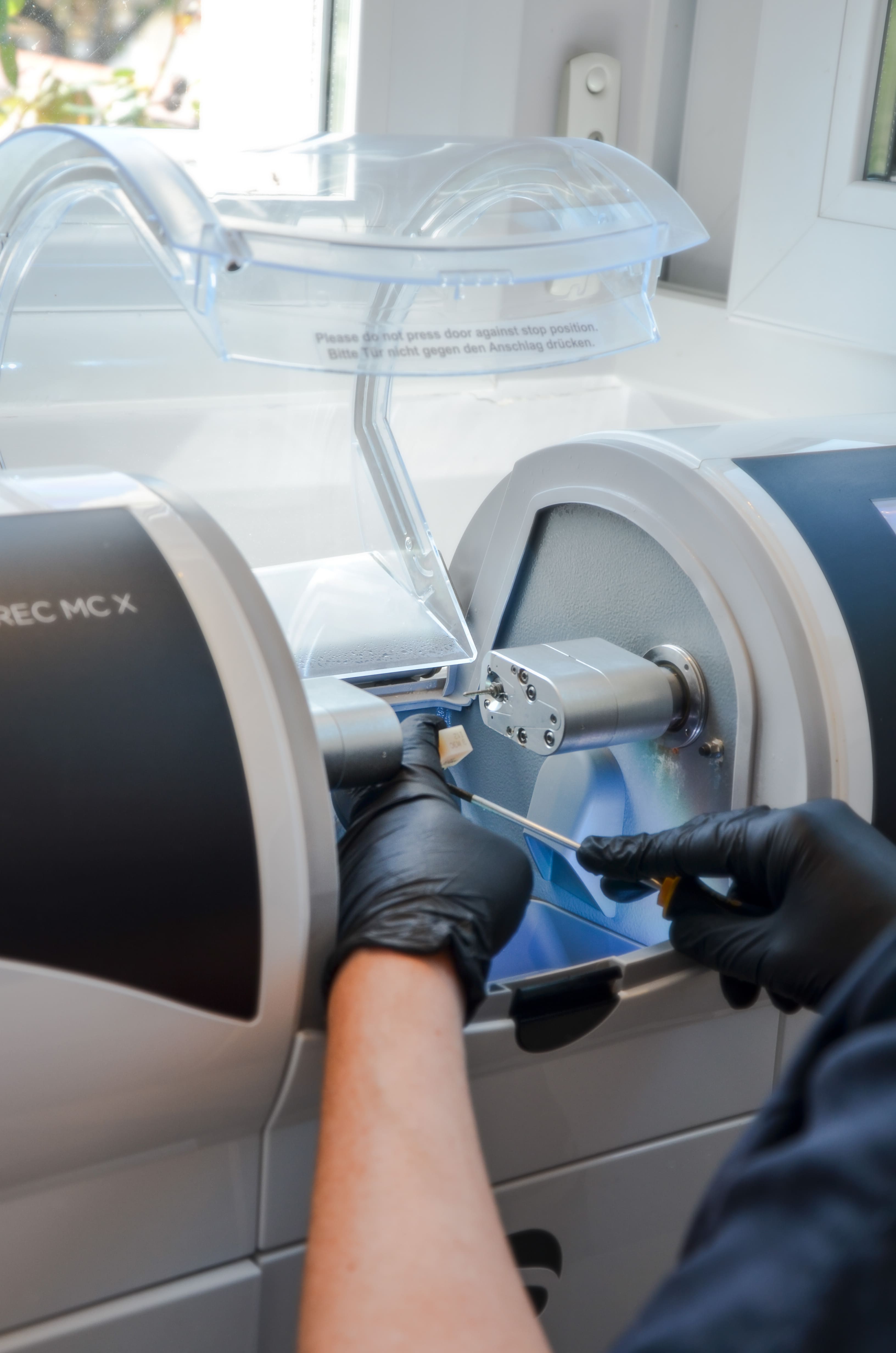 Usineuse CEREC pour la fabrication de couronnes en chairside